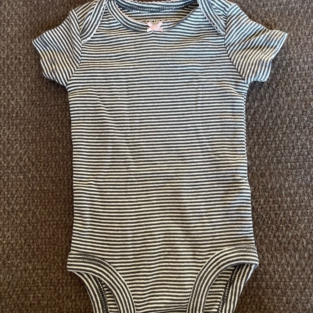 Carter's 3 months Dark Gray Striped SS Bodysuit 🩶🤍 EUC